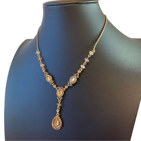 Avon Vintage Gold Toned Jeweled Necklace w/ beautiful detailing. - Picture 3 of 6